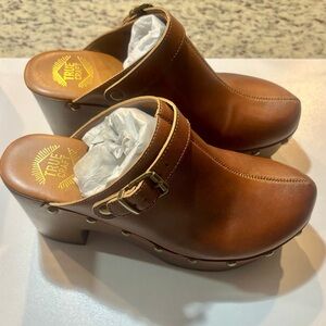 True Craft Women's Tan Leather Mules